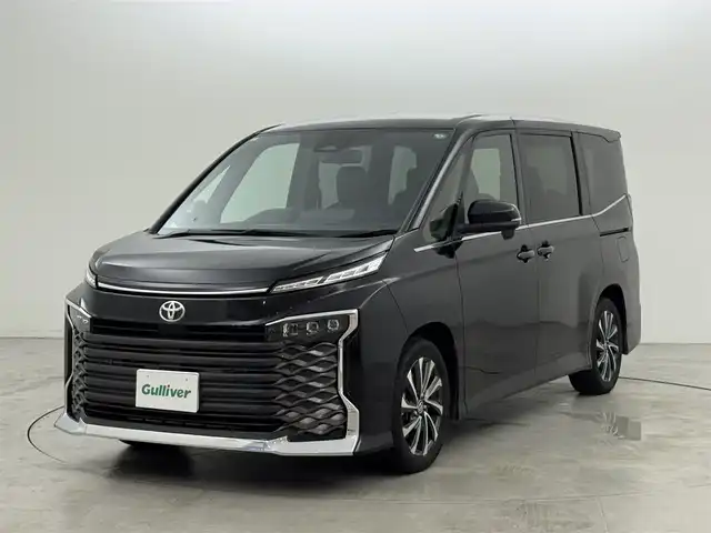 トヨタ ヴォクシー S－Z 福岡県 2023(令5)年 1.7万km アティチュードブラックマイカ １４型後席モニター　/純正１０．５型ＤＡナビ　/バックカメラ　/快適利便パッケージ　/ビルトインＥＴＣ２．０　/デジタルルームミラー　/レーダークルーズコントロール　/トヨタセーフティセンス　/衝突軽減ブレーキ　/レーンキープ　/アクセル踏み間違い防止　/ブラインドスポットモニター　/ヘッドアップディスプレイ　/両側電動スライドドア　/ハーフレザーシート　/シートヒーター　/ステアリングヒーター/パワーバックドア　/３眼ＬＥＤヘッドライト
