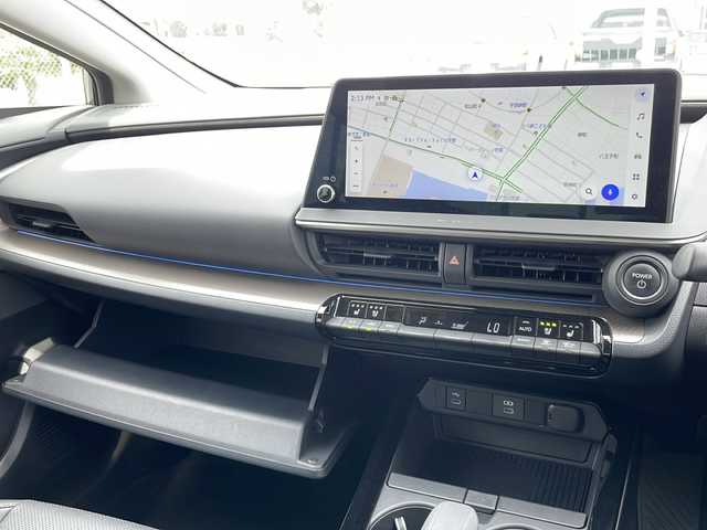 トヨタ プリウス Z 山口県 2023(令5)年 1.6万km グレー 純正12.3インチディスプレイオーディオPlus/（コネクティッドナビ対応）/・Bluetooth機能/・フルセグテレビ/・AM/FMラジオ/・交通情報/バックカメラ/車載カメラ搭載ドライブレコーダー/ETC2.0/デジタルインナーミラー/スマートキー/プッシュスタート/パワーバックドア/シートメモリー/シートヒーター/ベンチレーション/Toyota Safty Sense/・緊急操舵支援/・フロントクロストラフィックアラート/・レーンチェンシアシスト/・アダプティブハイビーム/トヨタチームメイト/・パノラミックビューモニター/Toyota Safty Sense/・プリクラッシュセーフティ/・レーントレーシングアシスト/・レーダークルーズコントロール/・ロードサインアシスト/・ドライバー異常時システム/・プロアクティブドライビングアシスト/・発進遅れ告知機能/予防安全/・パーキングサポートブレーキ/・ブラインドスポットモニター/盗難防止装置