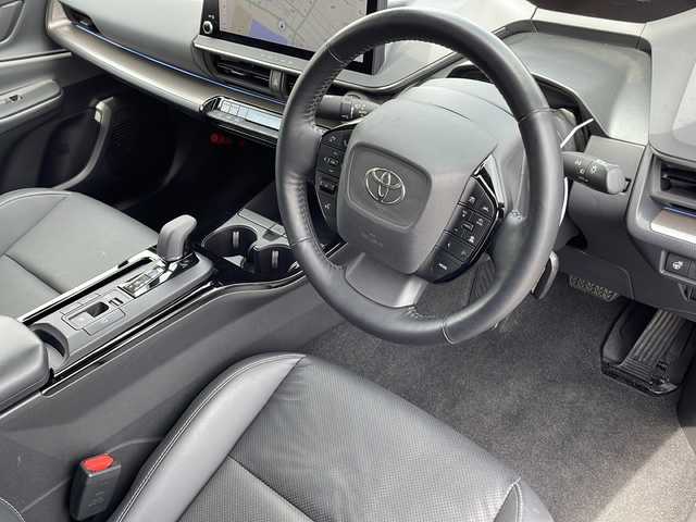 トヨタ プリウス Z 山口県 2023(令5)年 1.6万km グレー 純正12.3インチディスプレイオーディオPlus/（コネクティッドナビ対応）/・Bluetooth機能/・フルセグテレビ/・AM/FMラジオ/・交通情報/バックカメラ/車載カメラ搭載ドライブレコーダー/ETC2.0/デジタルインナーミラー/スマートキー/プッシュスタート/パワーバックドア/シートメモリー/シートヒーター/ベンチレーション/Toyota Safty Sense/・緊急操舵支援/・フロントクロストラフィックアラート/・レーンチェンシアシスト/・アダプティブハイビーム/トヨタチームメイト/・パノラミックビューモニター/Toyota Safty Sense/・プリクラッシュセーフティ/・レーントレーシングアシスト/・レーダークルーズコントロール/・ロードサインアシスト/・ドライバー異常時システム/・プロアクティブドライビングアシスト/・発進遅れ告知機能/予防安全/・パーキングサポートブレーキ/・ブラインドスポットモニター/盗難防止装置