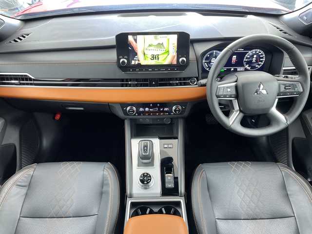 三菱 アウトランダー ＰＨＥＶ P 道央・札幌 2021(令3)年 0.9万km レッドダイヤモンド ・４WD/プラグインHV/BOSEサウンド/・純正スマホ連携ナビ/フルセグTV/・マルチアラウンドモニター/・レーダークルーズコントロール/・衝突被害軽減ブレーキシステム/・踏み間違い衝突防止アシスト/・車線逸脱警報システム/車線逸脱防止支援機能/・ふらつき警報/前方衝突予測警報/標識認識システム/・後側方衝突被害防止支援システム/・後側方車両検知警報システム/後退時車両検知警報システム/・ハンズフリーパワーバックドア/・セミアニリン本革シート/・全席シートヒーター/メモリーPシート/・LEDヘッドランプ/LEDフロントフォグランプ/・LEDデイタイムランニングランプ/・純正20インチアルミホイール/・革巻きステアリングホイール/・ワイヤレス充電/USBポート/・ステアリングヒーター/・左右後席独立温度調整オートエアコン