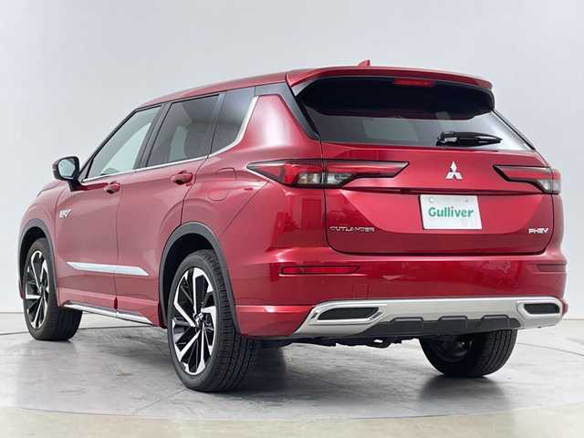 三菱 アウトランダー ＰＨＥＶ P 道央・札幌 2021(令3)年 0.9万km レッドダイヤモンド ・４WD/プラグインHV/BOSEサウンド/・純正スマホ連携ナビ/フルセグTV/・マルチアラウンドモニター/・レーダークルーズコントロール/・衝突被害軽減ブレーキシステム/・踏み間違い衝突防止アシスト/・車線逸脱警報システム/車線逸脱防止支援機能/・ふらつき警報/前方衝突予測警報/標識認識システム/・後側方衝突被害防止支援システム/・後側方車両検知警報システム/後退時車両検知警報システム/・ハンズフリーパワーバックドア/・セミアニリン本革シート/・全席シートヒーター/メモリーPシート/・LEDヘッドランプ/LEDフロントフォグランプ/・LEDデイタイムランニングランプ/・純正20インチアルミホイール/・革巻きステアリングホイール/・ワイヤレス充電/USBポート/・ステアリングヒーター/・左右後席独立温度調整オートエアコン