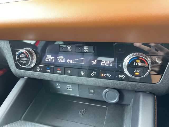 三菱 アウトランダー ＰＨＥＶ P 道央・札幌 2021(令3)年 0.9万km レッドダイヤモンド ・４WD/プラグインHV/BOSEサウンド/・純正スマホ連携ナビ/フルセグTV/・マルチアラウンドモニター/・レーダークルーズコントロール/・衝突被害軽減ブレーキシステム/・踏み間違い衝突防止アシスト/・車線逸脱警報システム/車線逸脱防止支援機能/・ふらつき警報/前方衝突予測警報/標識認識システム/・後側方衝突被害防止支援システム/・後側方車両検知警報システム/後退時車両検知警報システム/・ハンズフリーパワーバックドア/・セミアニリン本革シート/・全席シートヒーター/メモリーPシート/・LEDヘッドランプ/LEDフロントフォグランプ/・LEDデイタイムランニングランプ/・純正20インチアルミホイール/・革巻きステアリングホイール/・ワイヤレス充電/USBポート/・ステアリングヒーター/・左右後席独立温度調整オートエアコン