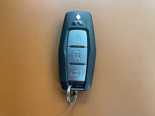 三菱 アウトランダー ＰＨＥＶ P 道央・札幌 2021(令3)年 0.9万km レッドダイヤモンド ・４WD/プラグインHV/BOSEサウンド/・純正スマホ連携ナビ/フルセグTV/・マルチアラウンドモニター/・レーダークルーズコントロール/・衝突被害軽減ブレーキシステム/・踏み間違い衝突防止アシスト/・車線逸脱警報システム/車線逸脱防止支援機能/・ふらつき警報/前方衝突予測警報/標識認識システム/・後側方衝突被害防止支援システム/・後側方車両検知警報システム/後退時車両検知警報システム/・ハンズフリーパワーバックドア/・セミアニリン本革シート/・全席シートヒーター/メモリーPシート/・LEDヘッドランプ/LEDフロントフォグランプ/・LEDデイタイムランニングランプ/・純正20インチアルミホイール/・革巻きステアリングホイール/・ワイヤレス充電/USBポート/・ステアリングヒーター/・左右後席独立温度調整オートエアコン