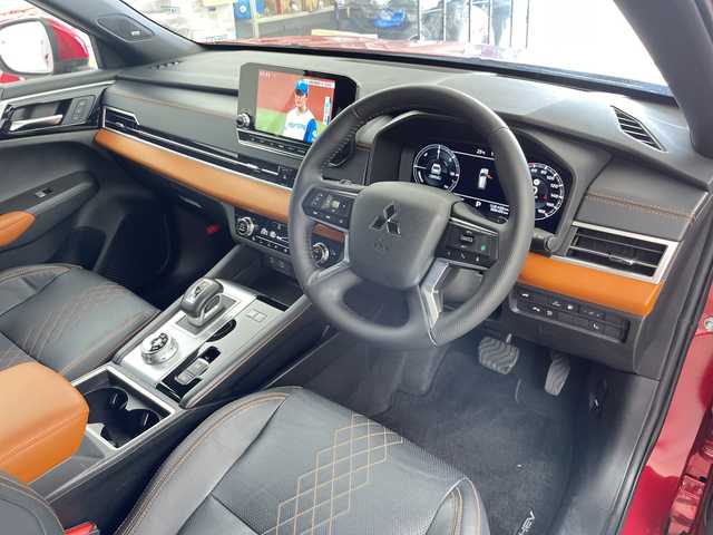 三菱 アウトランダー ＰＨＥＶ P 道央・札幌 2021(令3)年 0.9万km レッドダイヤモンド ・４WD/プラグインHV/BOSEサウンド/・純正スマホ連携ナビ/フルセグTV/・マルチアラウンドモニター/・レーダークルーズコントロール/・衝突被害軽減ブレーキシステム/・踏み間違い衝突防止アシスト/・車線逸脱警報システム/車線逸脱防止支援機能/・ふらつき警報/前方衝突予測警報/標識認識システム/・後側方衝突被害防止支援システム/・後側方車両検知警報システム/後退時車両検知警報システム/・ハンズフリーパワーバックドア/・セミアニリン本革シート/・全席シートヒーター/メモリーPシート/・LEDヘッドランプ/LEDフロントフォグランプ/・LEDデイタイムランニングランプ/・純正20インチアルミホイール/・革巻きステアリングホイール/・ワイヤレス充電/USBポート/・ステアリングヒーター/・左右後席独立温度調整オートエアコン