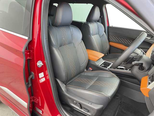 三菱 アウトランダー ＰＨＥＶ P 道央・札幌 2021(令3)年 0.9万km レッドダイヤモンド ・４WD/プラグインHV/BOSEサウンド/・純正スマホ連携ナビ/フルセグTV/・マルチアラウンドモニター/・レーダークルーズコントロール/・衝突被害軽減ブレーキシステム/・踏み間違い衝突防止アシスト/・車線逸脱警報システム/車線逸脱防止支援機能/・ふらつき警報/前方衝突予測警報/標識認識システム/・後側方衝突被害防止支援システム/・後側方車両検知警報システム/後退時車両検知警報システム/・ハンズフリーパワーバックドア/・セミアニリン本革シート/・全席シートヒーター/メモリーPシート/・LEDヘッドランプ/LEDフロントフォグランプ/・LEDデイタイムランニングランプ/・純正20インチアルミホイール/・革巻きステアリングホイール/・ワイヤレス充電/USBポート/・ステアリングヒーター/・左右後席独立温度調整オートエアコン