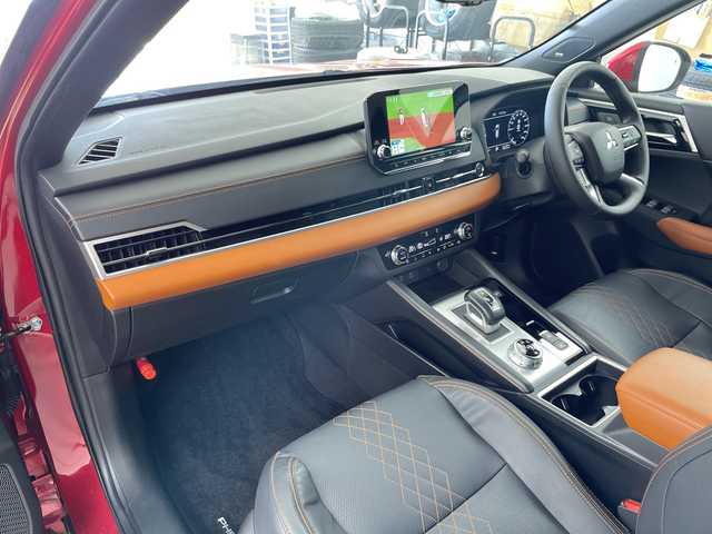 三菱 アウトランダー ＰＨＥＶ P 道央・札幌 2021(令3)年 0.9万km レッドダイヤモンド ・４WD/プラグインHV/BOSEサウンド/・純正スマホ連携ナビ/フルセグTV/・マルチアラウンドモニター/・レーダークルーズコントロール/・衝突被害軽減ブレーキシステム/・踏み間違い衝突防止アシスト/・車線逸脱警報システム/車線逸脱防止支援機能/・ふらつき警報/前方衝突予測警報/標識認識システム/・後側方衝突被害防止支援システム/・後側方車両検知警報システム/後退時車両検知警報システム/・ハンズフリーパワーバックドア/・セミアニリン本革シート/・全席シートヒーター/メモリーPシート/・LEDヘッドランプ/LEDフロントフォグランプ/・LEDデイタイムランニングランプ/・純正20インチアルミホイール/・革巻きステアリングホイール/・ワイヤレス充電/USBポート/・ステアリングヒーター/・左右後席独立温度調整オートエアコン