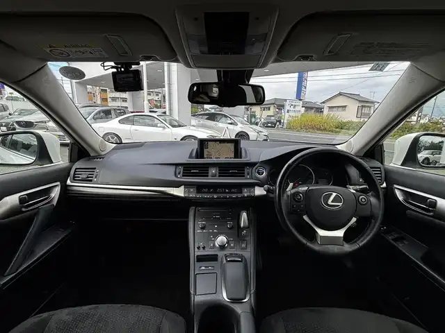 レクサス ＣＴ 200h バージョンC 熊本県 2015(平27)年 14.9万km ソニッククォーツ 純正メーカーナビ/【フルセグTV/Bluetooth/CD/DVD】/バックカメラ/クルーズコントロール/パドルシフト/前席パワーシート/シートヒーター/オートLEDライト/ウィンカーミラー/前後ドライブレコーダー/ETC/純正16インチAW/プッシュスタート/スマートキー/革巻きステアリング/ステアリングスイッチ/純正フロアマット/サイド/カーテンエアバック/横滑り防止装置/盗難防止装置/保証書/取扱説明書/スペアキー