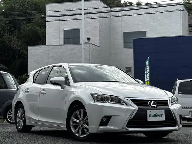 レクサス ＣＴ 200h バージョンC 熊本県 2015(平27)年 14.9万km ソニッククォーツ 純正メーカーナビ/【フルセグTV/Bluetooth/CD/DVD】/バックカメラ/クルーズコントロール/パドルシフト/前席パワーシート/シートヒーター/オートLEDライト/ウィンカーミラー/前後ドライブレコーダー/ETC/純正16インチAW/プッシュスタート/スマートキー/革巻きステアリング/ステアリングスイッチ/純正フロアマット/サイド/カーテンエアバック/横滑り防止装置/盗難防止装置/保証書/取扱説明書/スペアキー