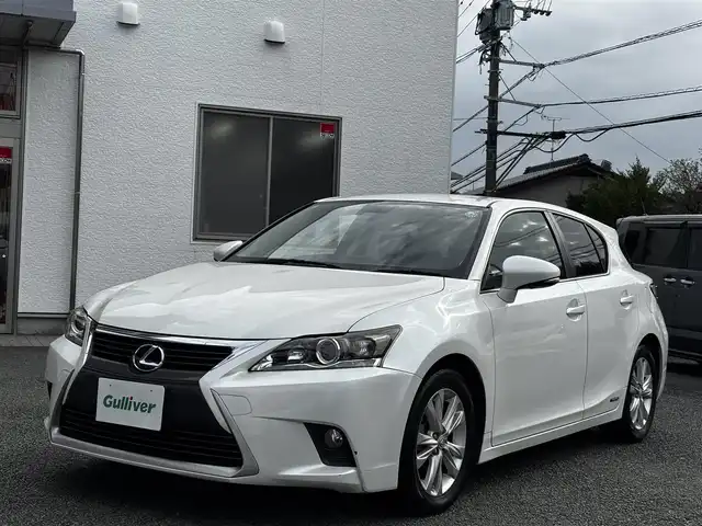 レクサス ＣＴ 200h バージョンC 熊本県 2015(平27)年 14.9万km ソニッククォーツ 純正メーカーナビ/【フルセグTV/Bluetooth/CD/DVD】/バックカメラ/クルーズコントロール/パドルシフト/前席パワーシート/シートヒーター/オートLEDライト/ウィンカーミラー/前後ドライブレコーダー/ETC/純正16インチAW/プッシュスタート/スマートキー/革巻きステアリング/ステアリングスイッチ/純正フロアマット/サイド/カーテンエアバック/横滑り防止装置/盗難防止装置/保証書/取扱説明書/スペアキー