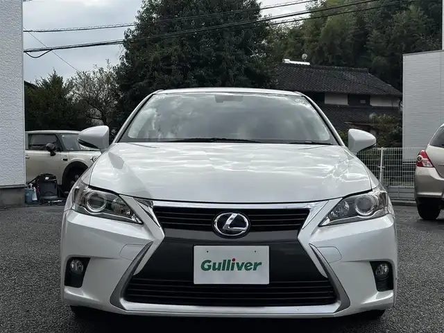 レクサス ＣＴ 200h バージョンC 熊本県 2015(平27)年 14.9万km ソニッククォーツ 純正メーカーナビ/【フルセグTV/Bluetooth/CD/DVD】/バックカメラ/クルーズコントロール/パドルシフト/前席パワーシート/シートヒーター/オートLEDライト/ウィンカーミラー/前後ドライブレコーダー/ETC/純正16インチAW/プッシュスタート/スマートキー/革巻きステアリング/ステアリングスイッチ/純正フロアマット/サイド/カーテンエアバック/横滑り防止装置/盗難防止装置/保証書/取扱説明書/スペアキー