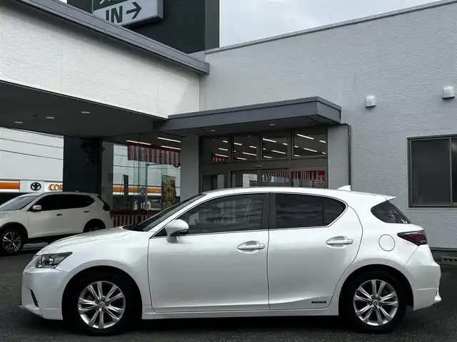 レクサス ＣＴ 200h バージョンC 熊本県 2015(平27)年 14.9万km ソニッククォーツ 純正メーカーナビ/【フルセグTV/Bluetooth/CD/DVD】/バックカメラ/クルーズコントロール/パドルシフト/前席パワーシート/シートヒーター/オートLEDライト/ウィンカーミラー/前後ドライブレコーダー/ETC/純正16インチAW/プッシュスタート/スマートキー/革巻きステアリング/ステアリングスイッチ/純正フロアマット/サイド/カーテンエアバック/横滑り防止装置/盗難防止装置/保証書/取扱説明書/スペアキー