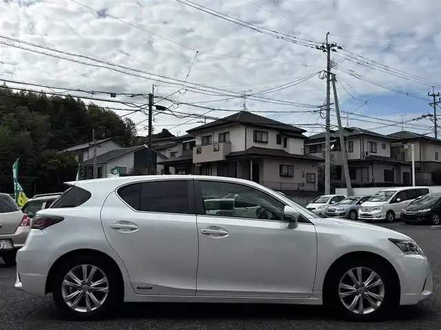 レクサス ＣＴ 200h バージョンC 熊本県 2015(平27)年 14.9万km ソニッククォーツ 純正メーカーナビ/【フルセグTV/Bluetooth/CD/DVD】/バックカメラ/クルーズコントロール/パドルシフト/前席パワーシート/シートヒーター/オートLEDライト/ウィンカーミラー/前後ドライブレコーダー/ETC/純正16インチAW/プッシュスタート/スマートキー/革巻きステアリング/ステアリングスイッチ/純正フロアマット/サイド/カーテンエアバック/横滑り防止装置/盗難防止装置/保証書/取扱説明書/スペアキー