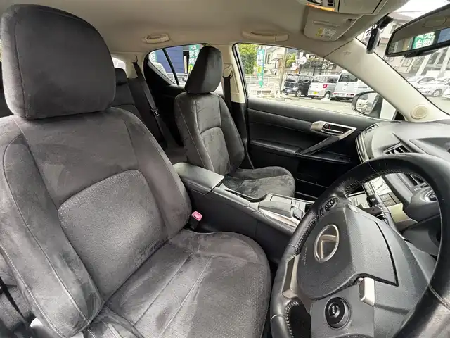 レクサス ＣＴ 200h バージョンC 熊本県 2015(平27)年 14.9万km ソニッククォーツ 純正メーカーナビ/【フルセグTV/Bluetooth/CD/DVD】/バックカメラ/クルーズコントロール/パドルシフト/前席パワーシート/シートヒーター/オートLEDライト/ウィンカーミラー/前後ドライブレコーダー/ETC/純正16インチAW/プッシュスタート/スマートキー/革巻きステアリング/ステアリングスイッチ/純正フロアマット/サイド/カーテンエアバック/横滑り防止装置/盗難防止装置/保証書/取扱説明書/スペアキー