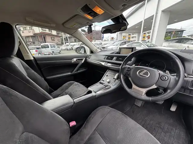 レクサス ＣＴ 200h バージョンC 熊本県 2015(平27)年 14.9万km ソニッククォーツ 純正メーカーナビ/【フルセグTV/Bluetooth/CD/DVD】/バックカメラ/クルーズコントロール/パドルシフト/前席パワーシート/シートヒーター/オートLEDライト/ウィンカーミラー/前後ドライブレコーダー/ETC/純正16インチAW/プッシュスタート/スマートキー/革巻きステアリング/ステアリングスイッチ/純正フロアマット/サイド/カーテンエアバック/横滑り防止装置/盗難防止装置/保証書/取扱説明書/スペアキー