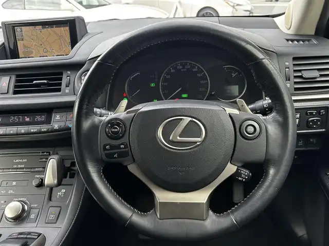 レクサス ＣＴ 200h バージョンC 熊本県 2015(平27)年 14.9万km ソニッククォーツ 純正メーカーナビ/【フルセグTV/Bluetooth/CD/DVD】/バックカメラ/クルーズコントロール/パドルシフト/前席パワーシート/シートヒーター/オートLEDライト/ウィンカーミラー/前後ドライブレコーダー/ETC/純正16インチAW/プッシュスタート/スマートキー/革巻きステアリング/ステアリングスイッチ/純正フロアマット/サイド/カーテンエアバック/横滑り防止装置/盗難防止装置/保証書/取扱説明書/スペアキー