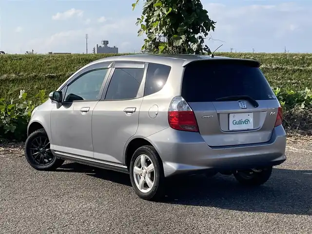 ホンダ フィット 1．3A 新潟県 2005(平17)年 8.5万km ストームシルバーメタリック 4WD/CD/AUX/ETC/リモコンキー /社外14インチアルミホイール/社外14インチAW冬タイヤ車載