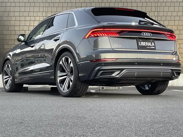 アウディ Ｑ８ 55TFSIクワトロ Sライン 静岡県 2022(令4)年 3万km デイトナグレーパールエフェクト Slineplusパッケージ /シートベンチレーション マッサージ　/エクステンデッドレザーパッケージ /コンフォートアシスタンスパッケージ /ブラック/ロックグレーステッチ バルコナレザー/Bang ＆ Olufsen3Dサウンド/AUDYプレセンス/サラウンドカメラ/マトリクスLEDヘッドライト/パワーバックドア/AWS/22インチアルミホイール/クロージングサポートドア/カラードブレーキキャリパーレッド/ドアエントリーライト/DSRC ETC