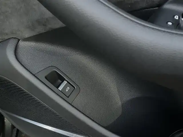 アウディ Ｑ８ 55TFSIクワトロ Sライン 静岡県 2022(令4)年 3万km デイトナグレーパールエフェクト Slineplusパッケージ /シートベンチレーション マッサージ　/エクステンデッドレザーパッケージ /コンフォートアシスタンスパッケージ /ブラック/ロックグレーステッチ バルコナレザー/Bang ＆ Olufsen3Dサウンド/AUDYプレセンス/サラウンドカメラ/マトリクスLEDヘッドライト/パワーバックドア/AWS/22インチアルミホイール/クロージングサポートドア/カラードブレーキキャリパーレッド/ドアエントリーライト/DSRC ETC