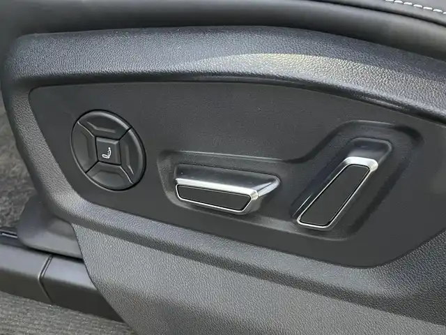 アウディ Ｑ８ 55TFSIクワトロ Sライン 静岡県 2022(令4)年 3万km デイトナグレーパールエフェクト Slineplusパッケージ /シートベンチレーション マッサージ　/エクステンデッドレザーパッケージ /コンフォートアシスタンスパッケージ /ブラック/ロックグレーステッチ バルコナレザー/Bang ＆ Olufsen3Dサウンド/AUDYプレセンス/サラウンドカメラ/マトリクスLEDヘッドライト/パワーバックドア/AWS/22インチアルミホイール/クロージングサポートドア/カラードブレーキキャリパーレッド/ドアエントリーライト/DSRC ETC