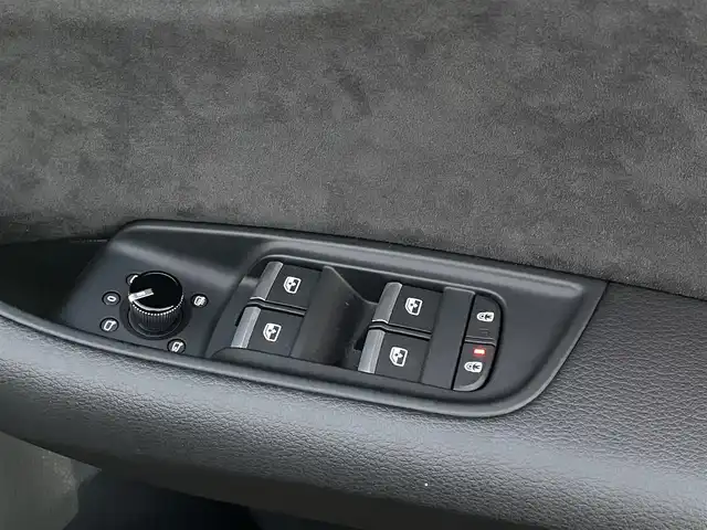 アウディ Ｑ８ 55TFSIクワトロ Sライン 静岡県 2022(令4)年 3万km デイトナグレーパールエフェクト Slineplusパッケージ /シートベンチレーション マッサージ　/エクステンデッドレザーパッケージ /コンフォートアシスタンスパッケージ /ブラック/ロックグレーステッチ バルコナレザー/Bang ＆ Olufsen3Dサウンド/AUDYプレセンス/サラウンドカメラ/マトリクスLEDヘッドライト/パワーバックドア/AWS/22インチアルミホイール/クロージングサポートドア/カラードブレーキキャリパーレッド/ドアエントリーライト/DSRC ETC