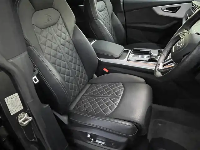 アウディ Ｑ８ 55TFSIクワトロ Sライン 静岡県 2022(令4)年 3万km デイトナグレーパールエフェクト Slineplusパッケージ /シートベンチレーション マッサージ　/エクステンデッドレザーパッケージ /コンフォートアシスタンスパッケージ /ブラック/ロックグレーステッチ バルコナレザー/Bang ＆ Olufsen3Dサウンド/AUDYプレセンス/サラウンドカメラ/マトリクスLEDヘッドライト/パワーバックドア/AWS/22インチアルミホイール/クロージングサポートドア/カラードブレーキキャリパーレッド/ドアエントリーライト/DSRC ETC