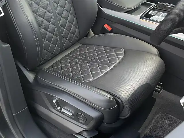 アウディ Ｑ８ 55TFSIクワトロ Sライン 静岡県 2022(令4)年 3万km デイトナグレーパールエフェクト Slineplusパッケージ /シートベンチレーション マッサージ　/エクステンデッドレザーパッケージ /コンフォートアシスタンスパッケージ /ブラック/ロックグレーステッチ バルコナレザー/Bang ＆ Olufsen3Dサウンド/AUDYプレセンス/サラウンドカメラ/マトリクスLEDヘッドライト/パワーバックドア/AWS/22インチアルミホイール/クロージングサポートドア/カラードブレーキキャリパーレッド/ドアエントリーライト/DSRC ETC