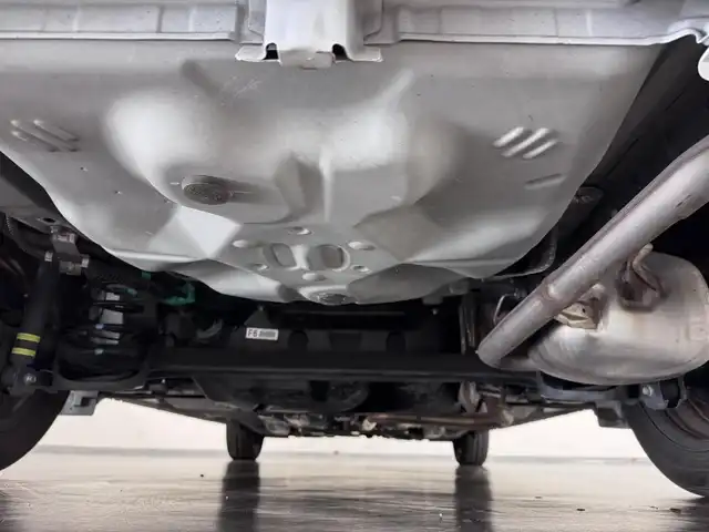 トヨタ カローラ アクシオ EX 三重県 2020(令2)年 7.8万km スーパーホワイトⅡ ガソリン/FF/5F/純正 7インチナビ NSCN-W68/（AM/FM/CD/SD/Bluetooth/AUX/地デジTV）/バックカメラ/ビルトイン ETC/Toyota Safety Sense/・プリクラッシュセーフティ/・レーンディパーチャーアラート/・オートハイビーム/・【DOP】トヨタ純正 コーナーセンサー（前後）/・VSC & TRC/など/装備/・【OP】リヤプライバシーガラス/・【DOP】トヨタ純正 ハーフシートカバー（レース）/・マニュアルエアコン/・電動格納・調整ドアミラー/・全ドアパワーウインドウ/・パワーステアリング/・15インチホイールキャップ＆スチールホイール/・プッシュスタート/・スマートキーx1/など