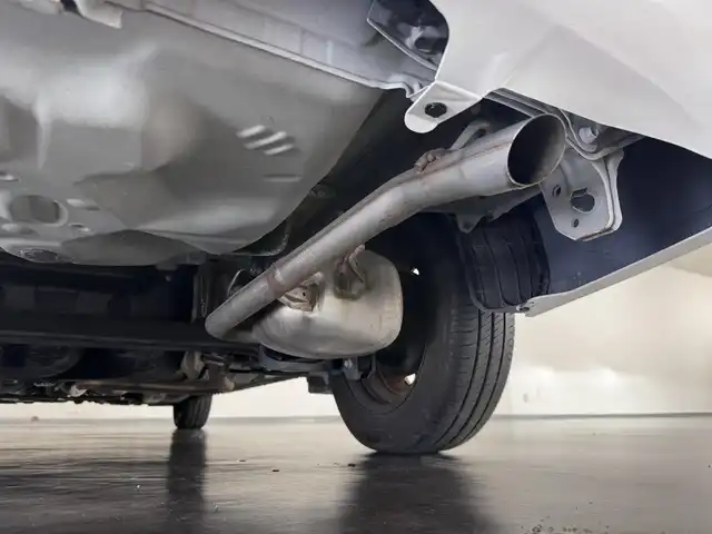 トヨタ カローラ アクシオ EX 三重県 2020(令2)年 7.8万km スーパーホワイトⅡ ガソリン/FF/5F/純正 7インチナビ NSCN-W68/（AM/FM/CD/SD/Bluetooth/AUX/地デジTV）/バックカメラ/ビルトイン ETC/Toyota Safety Sense/・プリクラッシュセーフティ/・レーンディパーチャーアラート/・オートハイビーム/・【DOP】トヨタ純正 コーナーセンサー（前後）/・VSC & TRC/など/装備/・【OP】リヤプライバシーガラス/・【DOP】トヨタ純正 ハーフシートカバー（レース）/・マニュアルエアコン/・電動格納・調整ドアミラー/・全ドアパワーウインドウ/・パワーステアリング/・15インチホイールキャップ＆スチールホイール/・プッシュスタート/・スマートキーx1/など