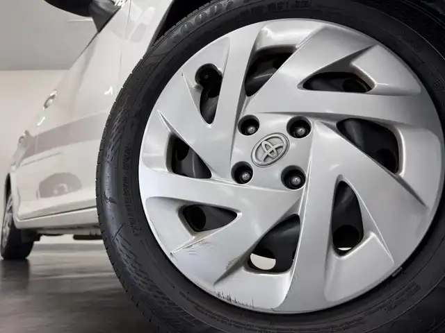 トヨタ カローラ アクシオ EX 三重県 2020(令2)年 7.8万km スーパーホワイトⅡ ガソリン/FF/5F/純正 7インチナビ NSCN-W68/（AM/FM/CD/SD/Bluetooth/AUX/地デジTV）/バックカメラ/ビルトイン ETC/Toyota Safety Sense/・プリクラッシュセーフティ/・レーンディパーチャーアラート/・オートハイビーム/・【DOP】トヨタ純正 コーナーセンサー（前後）/・VSC & TRC/など/装備/・【OP】リヤプライバシーガラス/・【DOP】トヨタ純正 ハーフシートカバー（レース）/・マニュアルエアコン/・電動格納・調整ドアミラー/・全ドアパワーウインドウ/・パワーステアリング/・15インチホイールキャップ＆スチールホイール/・プッシュスタート/・スマートキーx1/など