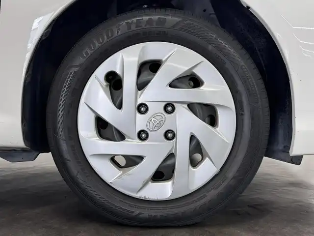 トヨタ カローラ アクシオ EX 三重県 2020(令2)年 7.8万km スーパーホワイトⅡ ガソリン/FF/5F/純正 7インチナビ NSCN-W68/（AM/FM/CD/SD/Bluetooth/AUX/地デジTV）/バックカメラ/ビルトイン ETC/Toyota Safety Sense/・プリクラッシュセーフティ/・レーンディパーチャーアラート/・オートハイビーム/・【DOP】トヨタ純正 コーナーセンサー（前後）/・VSC & TRC/など/装備/・【OP】リヤプライバシーガラス/・【DOP】トヨタ純正 ハーフシートカバー（レース）/・マニュアルエアコン/・電動格納・調整ドアミラー/・全ドアパワーウインドウ/・パワーステアリング/・15インチホイールキャップ＆スチールホイール/・プッシュスタート/・スマートキーx1/など