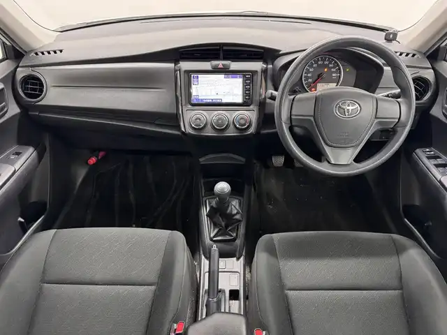 トヨタ カローラ アクシオ EX 三重県 2020(令2)年 7.8万km スーパーホワイトⅡ ガソリン/FF/5F/純正 7インチナビ NSCN-W68/（AM/FM/CD/SD/Bluetooth/AUX/地デジTV）/バックカメラ/ビルトイン ETC/Toyota Safety Sense/・プリクラッシュセーフティ/・レーンディパーチャーアラート/・オートハイビーム/・【DOP】トヨタ純正 コーナーセンサー（前後）/・VSC & TRC/など/装備/・【OP】リヤプライバシーガラス/・【DOP】トヨタ純正 ハーフシートカバー（レース）/・マニュアルエアコン/・電動格納・調整ドアミラー/・全ドアパワーウインドウ/・パワーステアリング/・15インチホイールキャップ＆スチールホイール/・プッシュスタート/・スマートキーx1/など