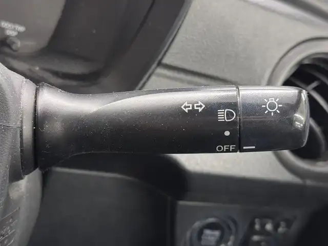 トヨタ カローラ アクシオ EX 三重県 2020(令2)年 7.8万km スーパーホワイトⅡ ガソリン/FF/5F/純正 7インチナビ NSCN-W68/（AM/FM/CD/SD/Bluetooth/AUX/地デジTV）/バックカメラ/ビルトイン ETC/Toyota Safety Sense/・プリクラッシュセーフティ/・レーンディパーチャーアラート/・オートハイビーム/・【DOP】トヨタ純正 コーナーセンサー（前後）/・VSC & TRC/など/装備/・【OP】リヤプライバシーガラス/・【DOP】トヨタ純正 ハーフシートカバー（レース）/・マニュアルエアコン/・電動格納・調整ドアミラー/・全ドアパワーウインドウ/・パワーステアリング/・15インチホイールキャップ＆スチールホイール/・プッシュスタート/・スマートキーx1/など