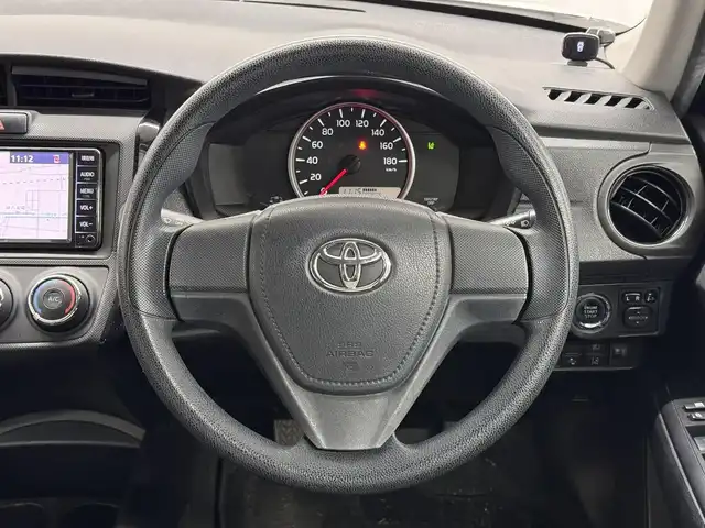 トヨタ カローラ アクシオ EX 三重県 2020(令2)年 7.8万km スーパーホワイトⅡ ガソリン/FF/5F/純正 7インチナビ NSCN-W68/（AM/FM/CD/SD/Bluetooth/AUX/地デジTV）/バックカメラ/ビルトイン ETC/Toyota Safety Sense/・プリクラッシュセーフティ/・レーンディパーチャーアラート/・オートハイビーム/・【DOP】トヨタ純正 コーナーセンサー（前後）/・VSC & TRC/など/装備/・【OP】リヤプライバシーガラス/・【DOP】トヨタ純正 ハーフシートカバー（レース）/・マニュアルエアコン/・電動格納・調整ドアミラー/・全ドアパワーウインドウ/・パワーステアリング/・15インチホイールキャップ＆スチールホイール/・プッシュスタート/・スマートキーx1/など