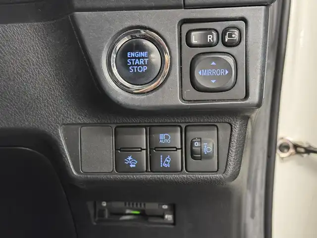 トヨタ カローラ アクシオ EX 三重県 2020(令2)年 7.8万km スーパーホワイトⅡ ガソリン/FF/5F/純正 7インチナビ NSCN-W68/（AM/FM/CD/SD/Bluetooth/AUX/地デジTV）/バックカメラ/ビルトイン ETC/Toyota Safety Sense/・プリクラッシュセーフティ/・レーンディパーチャーアラート/・オートハイビーム/・【DOP】トヨタ純正 コーナーセンサー（前後）/・VSC & TRC/など/装備/・【OP】リヤプライバシーガラス/・【DOP】トヨタ純正 ハーフシートカバー（レース）/・マニュアルエアコン/・電動格納・調整ドアミラー/・全ドアパワーウインドウ/・パワーステアリング/・15インチホイールキャップ＆スチールホイール/・プッシュスタート/・スマートキーx1/など