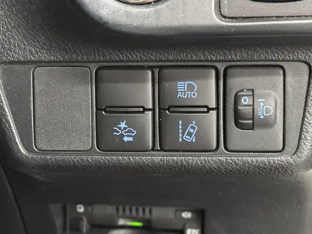 トヨタ カローラ アクシオ EX 三重県 2020(令2)年 7.8万km スーパーホワイトⅡ ガソリン/FF/5F/純正 7インチナビ NSCN-W68/（AM/FM/CD/SD/Bluetooth/AUX/地デジTV）/バックカメラ/ビルトイン ETC/Toyota Safety Sense/・プリクラッシュセーフティ/・レーンディパーチャーアラート/・オートハイビーム/・【DOP】トヨタ純正 コーナーセンサー（前後）/・VSC & TRC/など/装備/・【OP】リヤプライバシーガラス/・【DOP】トヨタ純正 ハーフシートカバー（レース）/・マニュアルエアコン/・電動格納・調整ドアミラー/・全ドアパワーウインドウ/・パワーステアリング/・15インチホイールキャップ＆スチールホイール/・プッシュスタート/・スマートキーx1/など