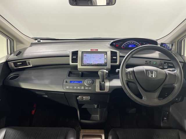 ホンダ フリード Gエアロ 神奈川県 2014(平26)年 1.8万km ホワイトオーキッドパール 純正7インチインターナビ（VXM-155VFi）/ドライブレコーダー/バックカメラ/片側パワースライドドア/横滑り防止装置/ETC/HIDヘッドライト/オートライト/ウィンカーミラー/電動格納ミラー/純正15インチAW/シートリフター/スマートキー/フロアマット/スペアキー/取扱説明書