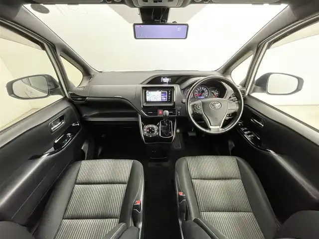 トヨタ ヴォクシー ZS 煌 道央・札幌 2018(平30)年 8.8万km ホワイトパールクリスタルシャイン ・４ＷＤ/・寒冷地仕様/・純正ナビ/・バックカメラ/・クルーズコントロール/・オートライト/・オートハイビーム/・両側パワースライドドア/・フルセグＴＶ＆Ｂｌｕｅｔｏｏｔｈ＆ＣＤ＆ＤＶＤ/・横滑り防止機能/・レーンアシスト/・先行車発進通知/・ＥＴＣ/・前後ドラレコ/・アイドリングストップ/・純正フロアマット/・純正アルミホイール/・ドアバイザー/・ＬＥＤヘッドライト/・フロントフォグランプ/・ＭＴモード付ＡＴ/・ステアリングスイッチ