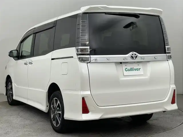 トヨタ ヴォクシー ZS 煌 道央・札幌 2018(平30)年 8.8万km ホワイトパールクリスタルシャイン ・４ＷＤ/・寒冷地仕様/・純正ナビ/・バックカメラ/・クルーズコントロール/・オートライト/・オートハイビーム/・両側パワースライドドア/・フルセグＴＶ＆Ｂｌｕｅｔｏｏｔｈ＆ＣＤ＆ＤＶＤ/・横滑り防止機能/・レーンアシスト/・先行車発進通知/・ＥＴＣ/・前後ドラレコ/・アイドリングストップ/・純正フロアマット/・純正アルミホイール/・ドアバイザー/・ＬＥＤヘッドライト/・フロントフォグランプ/・ＭＴモード付ＡＴ/・ステアリングスイッチ