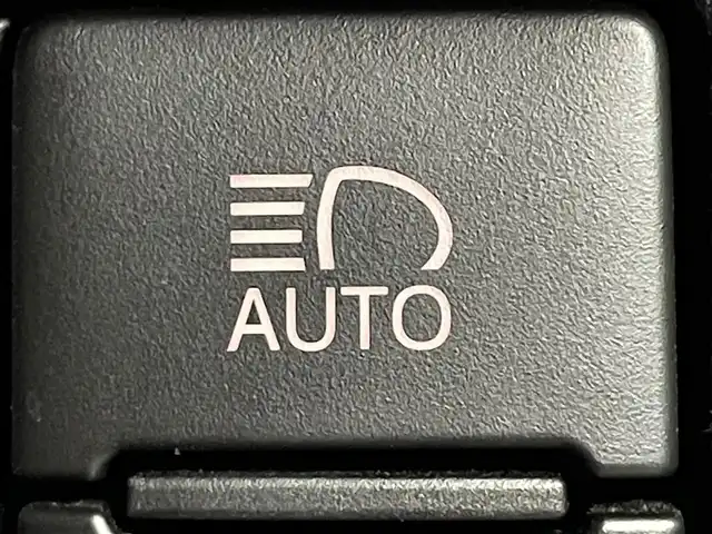 トヨタ ヴォクシー ZS 煌 道央・札幌 2018(平30)年 8.8万km ホワイトパールクリスタルシャイン ・４ＷＤ/・寒冷地仕様/・純正ナビ/・バックカメラ/・クルーズコントロール/・オートライト/・オートハイビーム/・両側パワースライドドア/・フルセグＴＶ＆Ｂｌｕｅｔｏｏｔｈ＆ＣＤ＆ＤＶＤ/・横滑り防止機能/・レーンアシスト/・先行車発進通知/・ＥＴＣ/・前後ドラレコ/・アイドリングストップ/・純正フロアマット/・純正アルミホイール/・ドアバイザー/・ＬＥＤヘッドライト/・フロントフォグランプ/・ＭＴモード付ＡＴ/・ステアリングスイッチ