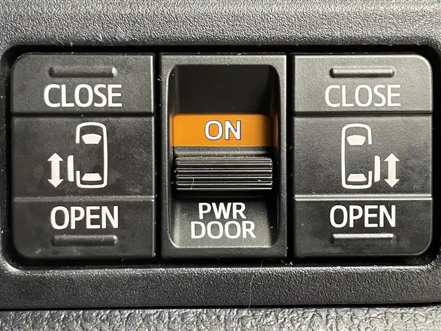 トヨタ ヴォクシー ZS 煌 道央・札幌 2018(平30)年 8.8万km ホワイトパールクリスタルシャイン ・４ＷＤ/・寒冷地仕様/・純正ナビ/・バックカメラ/・クルーズコントロール/・オートライト/・オートハイビーム/・両側パワースライドドア/・フルセグＴＶ＆Ｂｌｕｅｔｏｏｔｈ＆ＣＤ＆ＤＶＤ/・横滑り防止機能/・レーンアシスト/・先行車発進通知/・ＥＴＣ/・前後ドラレコ/・アイドリングストップ/・純正フロアマット/・純正アルミホイール/・ドアバイザー/・ＬＥＤヘッドライト/・フロントフォグランプ/・ＭＴモード付ＡＴ/・ステアリングスイッチ