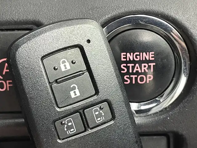 トヨタ ヴォクシー ZS 煌 道央・札幌 2018(平30)年 8.8万km ホワイトパールクリスタルシャイン ・４ＷＤ/・寒冷地仕様/・純正ナビ/・バックカメラ/・クルーズコントロール/・オートライト/・オートハイビーム/・両側パワースライドドア/・フルセグＴＶ＆Ｂｌｕｅｔｏｏｔｈ＆ＣＤ＆ＤＶＤ/・横滑り防止機能/・レーンアシスト/・先行車発進通知/・ＥＴＣ/・前後ドラレコ/・アイドリングストップ/・純正フロアマット/・純正アルミホイール/・ドアバイザー/・ＬＥＤヘッドライト/・フロントフォグランプ/・ＭＴモード付ＡＴ/・ステアリングスイッチ