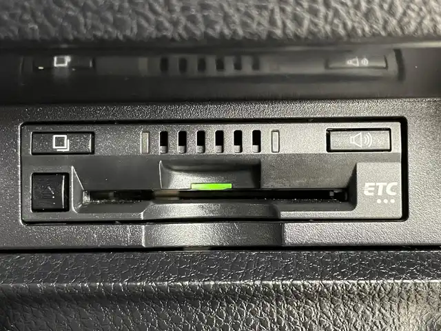 トヨタ ヴォクシー ZS 煌 道央・札幌 2018(平30)年 8.8万km ホワイトパールクリスタルシャイン ・４ＷＤ/・寒冷地仕様/・純正ナビ/・バックカメラ/・クルーズコントロール/・オートライト/・オートハイビーム/・両側パワースライドドア/・フルセグＴＶ＆Ｂｌｕｅｔｏｏｔｈ＆ＣＤ＆ＤＶＤ/・横滑り防止機能/・レーンアシスト/・先行車発進通知/・ＥＴＣ/・前後ドラレコ/・アイドリングストップ/・純正フロアマット/・純正アルミホイール/・ドアバイザー/・ＬＥＤヘッドライト/・フロントフォグランプ/・ＭＴモード付ＡＴ/・ステアリングスイッチ