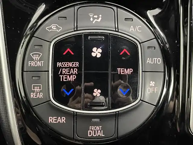 トヨタ ヴォクシー ZS 煌 道央・札幌 2018(平30)年 8.8万km ホワイトパールクリスタルシャイン ・４ＷＤ/・寒冷地仕様/・純正ナビ/・バックカメラ/・クルーズコントロール/・オートライト/・オートハイビーム/・両側パワースライドドア/・フルセグＴＶ＆Ｂｌｕｅｔｏｏｔｈ＆ＣＤ＆ＤＶＤ/・横滑り防止機能/・レーンアシスト/・先行車発進通知/・ＥＴＣ/・前後ドラレコ/・アイドリングストップ/・純正フロアマット/・純正アルミホイール/・ドアバイザー/・ＬＥＤヘッドライト/・フロントフォグランプ/・ＭＴモード付ＡＴ/・ステアリングスイッチ