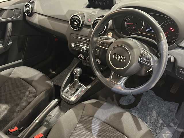 アウディ Ａ１ SB ミッドナイトリミテッド 新潟県 2018(平30)年 4.2万km ミサノレッドパールエフェクト 375台限定車”ミッドナイトリミテッド”/-Sラインエクステリア/-専用ブラックスタイリングパッケージ/-17インチアルミホイール/-ロゴデカール/-ナビキセノンプラスパッケージ/ -SSDナビゲーション/ -CD/DVD/MSV/FM/AM/ -バイキセノンヘッドライト/ -自動ヘッドライトレンジコントロール/ -ヘッドライトウォッシャー/ -リヤLEDコンビネーションランプ/-コンビニエンスパッケージ/ -アドバンストキー/ -アウディパーキングシステム/ -オートマチックエアコンディショナー/ -シートヒーター/ -センターアームレスト/-コントラストルーフ(ブリリアントブラック)/-エアコン吹き出し口カラードスリーブ/-フロントフォグライト/ワンオーナー/ETC/アイドリングストップ