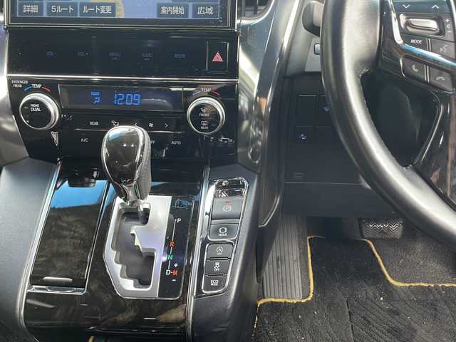 トヨタ ヴェルファイア 2.5Z Aエディデョン ゴールデンアイズ 青森県 2017(平29)年 10.8万km 黒 ・4WD/・純正ディスプレイオーディオ（T-connectoナビ）/・フルセグTV/・BT接続/・バックカメラ/・両側パワースライドドア/・パワーバックドア/・社外デジタルインナーミラー/・プリクラッシュ（衝突被害軽減ブレーキ）/・クルーズコントロール/・オートマチックハイビーム/・LEDオートヘッドライト/・フロントフォグライト/・電動パーキングブレーキ/・ブレーキホールド/・ステアリングスイッチ/・フロントガラスデアイサー/・スマートキー/・ビルトインETC/・クルーズコントロール/・純正18インチAW（235/50R18　22年製造）/・取扱説明書/・スペアキー×2　/・純正エンジンスターターキー