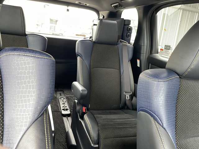 トヨタ ヴェルファイア 2.5Z Aエディデョン ゴールデンアイズ 青森県 2017(平29)年 10.8万km 黒 ・4WD/・純正ディスプレイオーディオ（T-connectoナビ）/・フルセグTV/・BT接続/・バックカメラ/・両側パワースライドドア/・パワーバックドア/・社外デジタルインナーミラー/・プリクラッシュ（衝突被害軽減ブレーキ）/・クルーズコントロール/・オートマチックハイビーム/・LEDオートヘッドライト/・フロントフォグライト/・電動パーキングブレーキ/・ブレーキホールド/・ステアリングスイッチ/・フロントガラスデアイサー/・スマートキー/・ビルトインETC/・クルーズコントロール/・純正18インチAW（235/50R18　22年製造）/・取扱説明書/・スペアキー×2　/・純正エンジンスターターキー