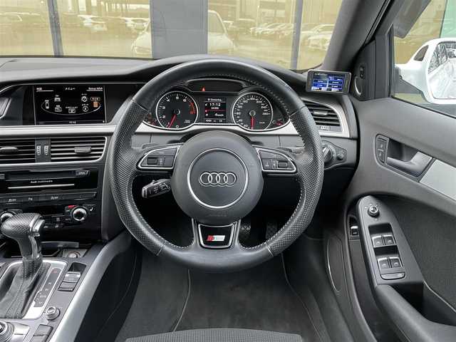 アウディ Ａ４ 2.0TFSIスポーツ S ライン PKG 石川県 2015(平27)年 4.6万km パール 衝突軽減ブレーキ/アダプティブクルーズコントロール/サイドアシスト/ブラインドスポットモニター/純正HDDナビ/フルセグＴＶ/CD/DVD/バックカメラ/クリアランスソナー/電動格納ミラー/シートヒーター(前席)/パワーシート(前席)/オートライト/HIDヘッドライト/フォグランプ(フロント)/ドライブレコーダー(フロント)/パドルシフト/キーレスエントリー/ETC