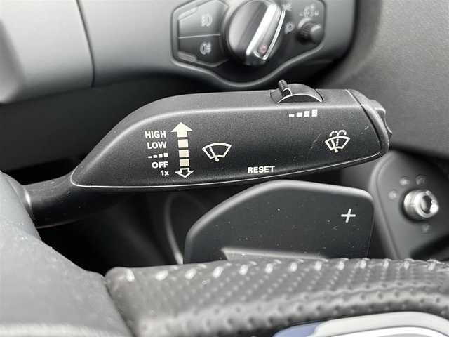 アウディ Ａ４ 2.0TFSIスポーツ S ライン PKG 石川県 2015(平27)年 4.6万km パール 衝突軽減ブレーキ/アダプティブクルーズコントロール/サイドアシスト/ブラインドスポットモニター/純正HDDナビ/フルセグＴＶ/CD/DVD/バックカメラ/クリアランスソナー/電動格納ミラー/シートヒーター(前席)/パワーシート(前席)/オートライト/HIDヘッドライト/フォグランプ(フロント)/ドライブレコーダー(フロント)/パドルシフト/キーレスエントリー/ETC