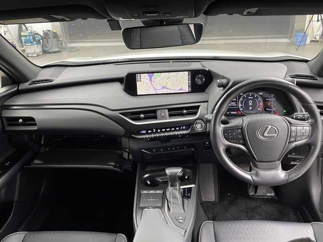 レクサス ＵＸ 200 バージョンC 兵庫県 2019(平31)年 4.3万km ソニッククォーツ ・純正ナビ&TV&BT&CD&DVD&SD&TV&Miracast/・バックカメラ/・LEXUSsafety/・PCS（プリクラッシュセーフティ）/・LTA（レーントレーシングアシスト）/・AHS（アダプティブハイビームシステム）/・AHB（オートマチックハイビーム）/・RSA（ロードサインアシスト）/・レーダークルーズコントロール（全車速追従機能付き）/・先行車発進告知機能/・ドライバー異常時対応システム/・クリアナンスソナー/・レザーシート/・パワーシート/・シートヒーター/・メモリシート/・ステアリングヒーター/・ドライブレコーダー/・ビルトインETC2.0/・純正17インチアルミホイール/・純正フロアマット/・スペアキー/・カードキー