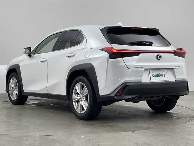 レクサス ＵＸ 200 バージョンC 兵庫県 2019(平31)年 4.3万km ソニッククォーツ ・純正ナビ&TV&BT&CD&DVD&SD&TV&Miracast/・バックカメラ/・LEXUSsafety/・PCS（プリクラッシュセーフティ）/・LTA（レーントレーシングアシスト）/・AHS（アダプティブハイビームシステム）/・AHB（オートマチックハイビーム）/・RSA（ロードサインアシスト）/・レーダークルーズコントロール（全車速追従機能付き）/・先行車発進告知機能/・ドライバー異常時対応システム/・クリアナンスソナー/・レザーシート/・パワーシート/・シートヒーター/・メモリシート/・ステアリングヒーター/・ドライブレコーダー/・ビルトインETC2.0/・純正17インチアルミホイール/・純正フロアマット/・スペアキー/・カードキー
